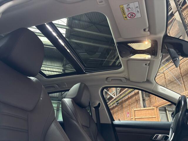 BMW 3-SERIE 320e High Executive 204Pk Automaat (PANORAMADAK, HEAD-UP DISPLAY, MEMORY SEATS, LASER KOPLAMPEN, LEDER, STUUR/STOELVERWARMING, 360 CAMERA, APPLE CARPLAY, SFEERVERLICHTING, GETINT GLAS, NIEUWSTAAT)
