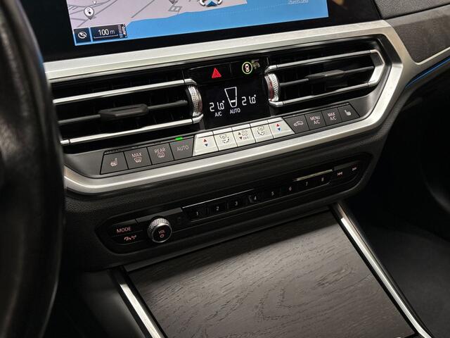 BMW 3-SERIE 320e High Executive 204Pk Automaat (PANORAMADAK, HEAD-UP DISPLAY, MEMORY SEATS, LASER KOPLAMPEN, LEDER, STUUR/STOELVERWARMING, 360 CAMERA, APPLE CARPLAY, SFEERVERLICHTING, GETINT GLAS, NIEUWSTAAT)