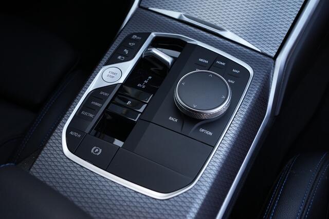 BMW 3-SERIE Touring 330e M Sport High Executive 292pk Navigatie/HUD/360Camera