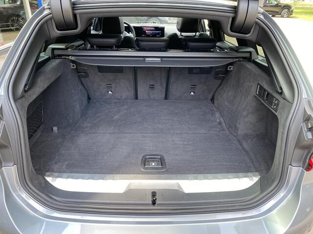 BMW 3-SERIE Touring 330e xDrive Panorama Dak / 360 / M Sportpakket / Wide Screen