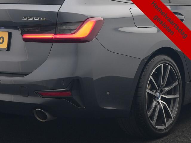 BMW 3-SERIE Touring 330e xDrive 292pk Dealer O.H. PHEV | Cruise Control | Camera | Lederen Sportstoelen Verwarmd | Apple Carplay | Blis | Park Assistant | Navigatie | DAB | Virtual | 18''L.M. | Plug In Hybrid |