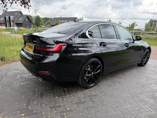 BMW 3-SERIE 320e Business Edition Plus | Sportstoelen | Sfeerverlichting | 19Inch | Dealer onderhouden | Camera |