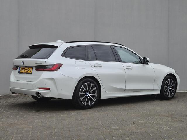 BMW 3-SERIE Touring 320e xDrive / Trekgewicht 1.500 kg / Dealer onderhouden / Elektrische achterklep / Glazen schuif- en kanteldak / Head Up Display / Stoelverwarming / Achteruitrijcamera / Adaptief cruise control / Apple Carplay Android Auto / Keyless Entry/Start /