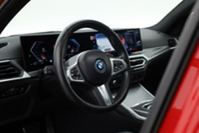BMW 3-SERIE Touring 330e xDrive M Sport | Pano | HUD | Camera | Elek. Trekhaak | 19'' | Stoelverw. | CarPlay + NAV |