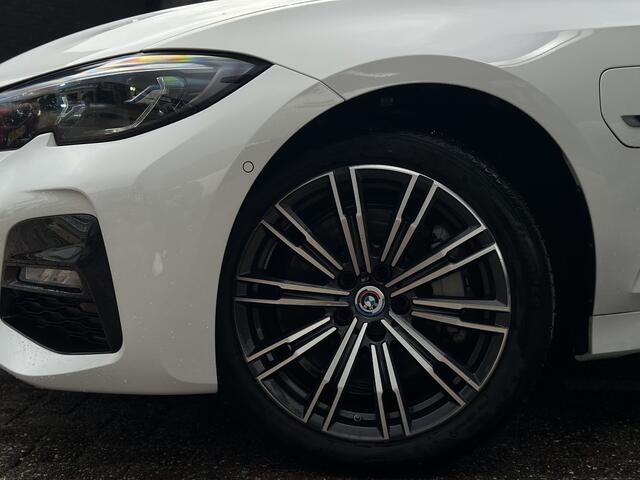 BMW 3-SERIE Touring 330e xDrive Business Edition Plus Pano / HUD / ECC / 360 Camera
