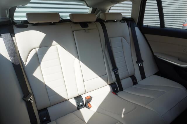 BMW 3-SERIE Touring 330e xDrive High Executive | Trekhaak met elektrisch wegklapbare kogel | Driving Assistant Professional | HiFi System | Comfort Access