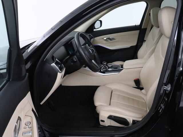 BMW 3-SERIE 330i High Executive | Panoramadak | Sport Line | Leder | Stoelverwarming | Trekhaak | Carplay | Live Cockpit | Camera | Navigatie | Sfeerverlichting | Park Assist | Sportstoelen | Climate control