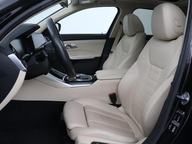 BMW 3-SERIE 330i High Executive | Panoramadak | Sport Line | Leder | Stoelverwarming | Trekhaak | Carplay | Live Cockpit | Camera | Navigatie | Sfeerverlichting | Park Assist | Sportstoelen | Climate control