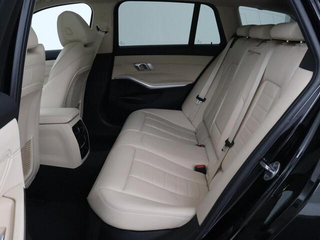 BMW 3-SERIE 330i High Executive | Panoramadak | Sport Line | Leder | Stoelverwarming | Trekhaak | Carplay | Live Cockpit | Camera | Navigatie | Sfeerverlichting | Park Assist | Sportstoelen | Climate control