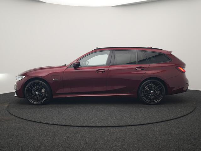 BMW 3-SERIE Touring 330e M Sport PHEV 293pk Dealer O.H. | Panodak | Head Up | Laser LED | Adaptief Onderstel | Alcantara Sportstoelen Memory & Verwarmd | Camera | Sfeerverlichting | Keyless | Blis | Hifi Audio | Apple Carplay | Navigatie | DAB | Plug In Hybrid |