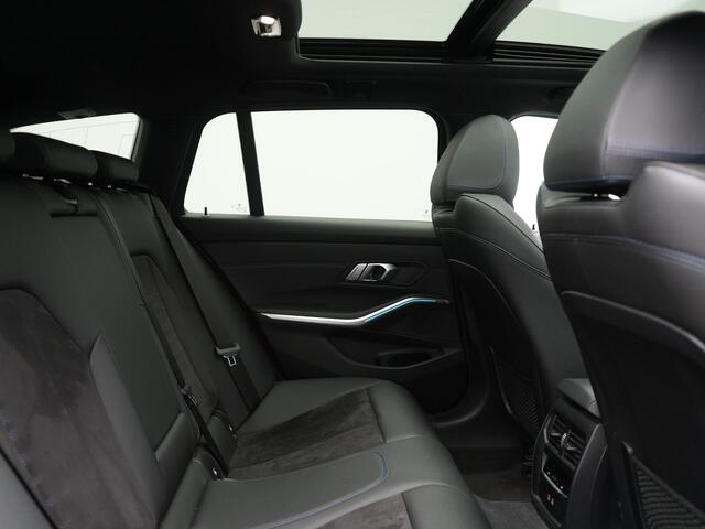 BMW 3-SERIE Touring 330e M Sport PHEV 293pk Dealer O.H. | Panodak | Head Up | Laser LED | Adaptief Onderstel | Alcantara Sportstoelen Memory & Verwarmd | Camera | Sfeerverlichting | Keyless | Blis | Hifi Audio | Apple Carplay | Navigatie | DAB | Plug In Hybrid |
