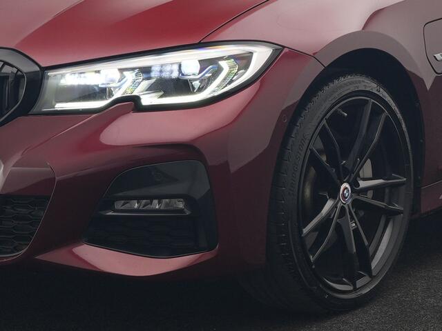 BMW 3-SERIE Touring 330e M Sport PHEV 293pk Dealer O.H. | Panodak | Head Up | Laser LED | Adaptief Onderstel | Alcantara Sportstoelen Memory & Verwarmd | Camera | Sfeerverlichting | Keyless | Blis | Hifi Audio | Apple Carplay | Navigatie | DAB | Plug In Hybrid |
