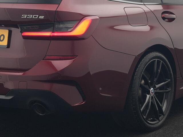BMW 3-SERIE Touring 330e M Sport PHEV 293pk Dealer O.H. | Panodak | Head Up | Laser LED | Adaptief Onderstel | Alcantara Sportstoelen Memory & Verwarmd | Camera | Sfeerverlichting | Keyless | Blis | Hifi Audio | Apple Carplay | Navigatie | DAB | Plug In Hybrid |