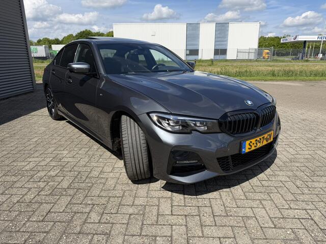 BMW 3-SERIE 330i High Executive M Sport Schuif-/ Kanteldak 19 Inch Wegklapbare trekhaak Achteruitrijcamera Carplay Stoelverwarming