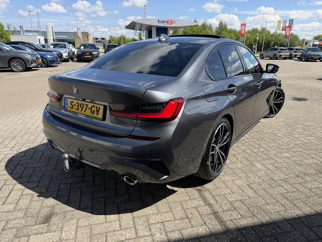 BMW 3-SERIE 330i High Executive M Sport Schuif-/ Kanteldak 19 Inch Wegklapbare trekhaak Achteruitrijcamera Carplay Stoelverwarming