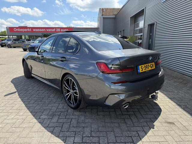 BMW 3-SERIE 330i High Executive M Sport Schuif-/ Kanteldak 19 Inch Wegklapbare trekhaak Achteruitrijcamera Carplay Stoelverwarming