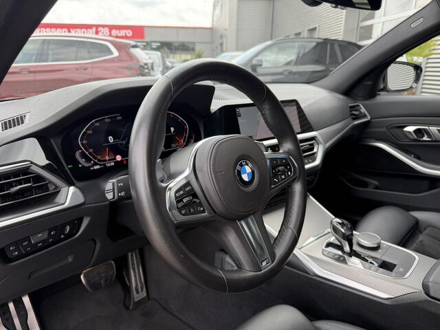 BMW 3-SERIE 330i High Executive M Sport Schuif-/ Kanteldak 19 Inch Wegklapbare trekhaak Achteruitrijcamera Carplay Stoelverwarming