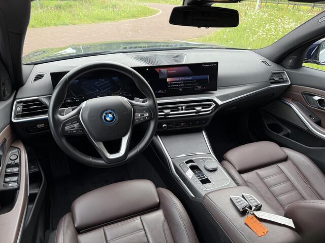 BMW 3-SERIE Touring 320e | Nieuw Model | Camera | Zwarte Hemel | NL-Auto | Cruise control adaptief met Stop&Go |