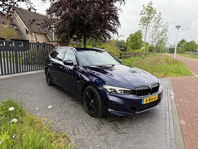 BMW 3-SERIE Touring 320e | Nieuw Model | Camera | Zwarte Hemel | NL-Auto | Cruise control adaptief met Stop&Go |