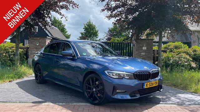 BMW 3-SERIE 318i High Executive | 19 Inch | Sfeerverlichting | Sportstoelen | NL-Auto |