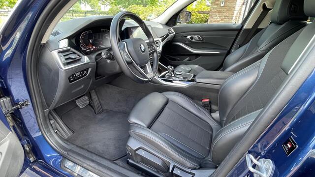 BMW 3-SERIE 318i High Executive | 19 Inch | Sfeerverlichting | Sportstoelen | NL-Auto |