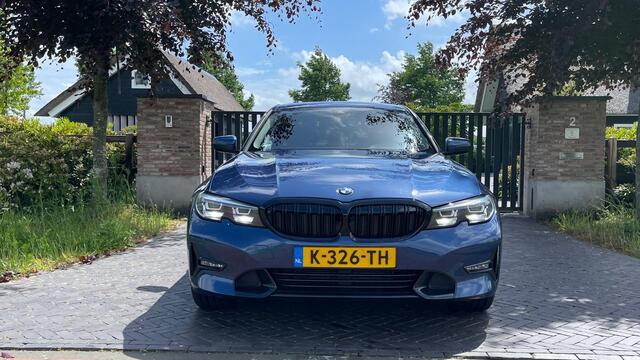 BMW 3-SERIE 318i High Executive | 19 Inch | Sfeerverlichting | Sportstoelen | NL-Auto |