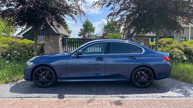 BMW 3-SERIE 318i High Executive | 19 Inch | Sfeerverlichting | Sportstoelen | NL-Auto |