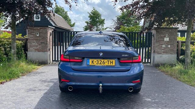 BMW 3-SERIE 318i High Executive | 19 Inch | Sfeerverlichting | Sportstoelen | NL-Auto |