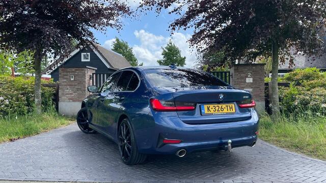 BMW 3-SERIE 318i High Executive | 19 Inch | Sfeerverlichting | Sportstoelen | NL-Auto |