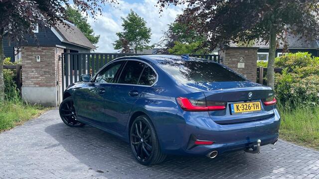 BMW 3-SERIE 318i High Executive | 19 Inch | Sfeerverlichting | Sportstoelen | NL-Auto |