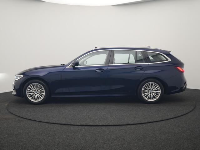 BMW 3-SERIE Touring 330e Luxury Line PHEV 293pk Dealer O.H. | Trekhaak Af Fabriek | Panodak | Head Up | Adaptive Cruise | Laser LED | Camera | Lederen Comfortstoelen Verwarmd | Sfeerverlichting | Keyless | Blis | Apple Carplay | Navigatie | DAB | Plug In Hybrid |