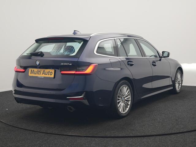BMW 3-SERIE Touring 330e Luxury Line PHEV 293pk Dealer O.H. | Trekhaak Af Fabriek | Panodak | Head Up | Adaptive Cruise | Laser LED | Camera | Lederen Comfortstoelen Verwarmd | Sfeerverlichting | Keyless | Blis | Apple Carplay | Navigatie | DAB | Plug In Hybrid |
