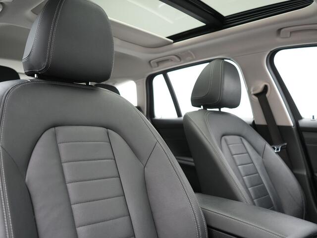 BMW 3-SERIE Touring 330e Luxury Line PHEV 293pk Dealer O.H. | Trekhaak Af Fabriek | Panodak | Head Up | Adaptive Cruise | Laser LED | Camera | Lederen Comfortstoelen Verwarmd | Sfeerverlichting | Keyless | Blis | Apple Carplay | Navigatie | DAB | Plug In Hybrid |