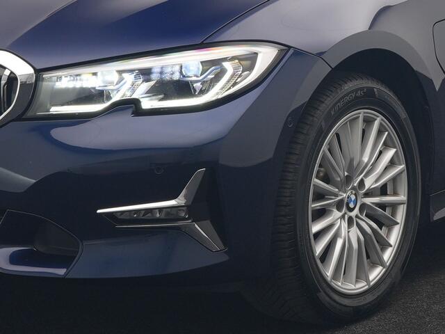 BMW 3-SERIE Touring 330e Luxury Line PHEV 293pk Dealer O.H. | Trekhaak Af Fabriek | Panodak | Head Up | Adaptive Cruise | Laser LED | Camera | Lederen Comfortstoelen Verwarmd | Sfeerverlichting | Keyless | Blis | Apple Carplay | Navigatie | DAB | Plug In Hybrid |
