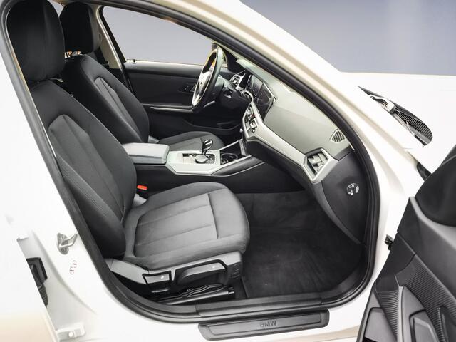 BMW 3-SERIE Touring 320i Business Edition 1e-Eig. & Dealer-Onderh. BOVAG-Garantie. NL-Auto.