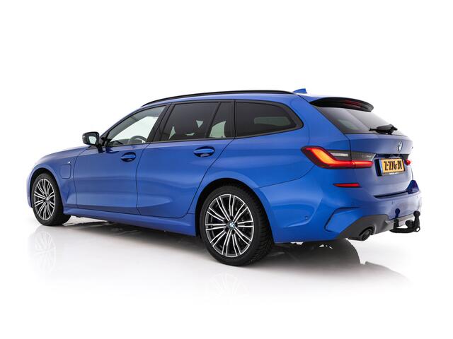 BMW 3-SERIE Touring 330e High Executive M-Sportpack (Plug-in) Aut. *LEATHER-MICROFIBRE | FULL-LED | DIGI-COCKPIT | HEATED-SPORTSEATS | CAMERA | CARPLAY | SHIFT-PADDLES | NAVI-FULLMAP | PRIVACY-GLASS | ECC | PDC | CRUISE | TOWBAR | 18''ALU*