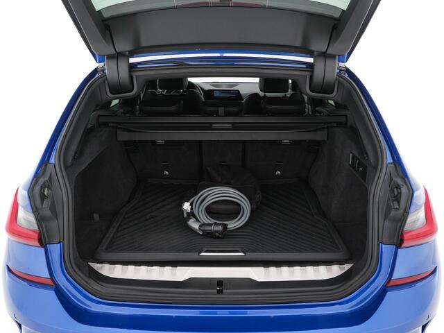 BMW 3-SERIE Touring 330e High Executive M-Sportpack (Plug-in) Aut. *LEATHER-MICROFIBRE | FULL-LED | DIGI-COCKPIT | HEATED-SPORTSEATS | CAMERA | CARPLAY | SHIFT-PADDLES | NAVI-FULLMAP | PRIVACY-GLASS | ECC | PDC | CRUISE | TOWBAR | 18''ALU*