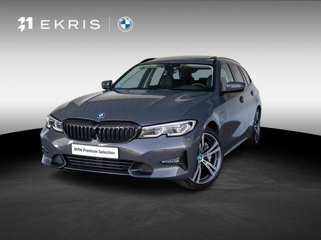 BMW 3-SERIE Touring 330e | Innovationspakket | Comfort Access | Achteruitrijcamera | Panoramadak | Stoelverwarming | Head-Up Display | 19''