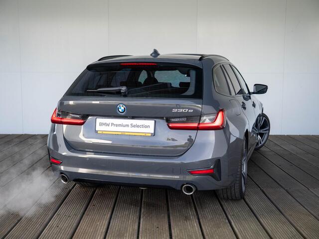 BMW 3-SERIE Touring 330e | Innovationspakket | Comfort Access | Achteruitrijcamera | Panoramadak | Stoelverwarming | Head-Up Display | 19''