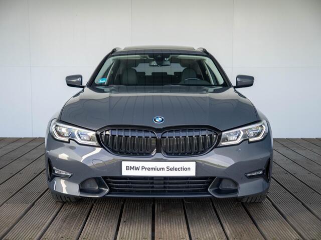 BMW 3-SERIE Touring 330e | Innovationspakket | Comfort Access | Achteruitrijcamera | Panoramadak | Stoelverwarming | Head-Up Display | 19''