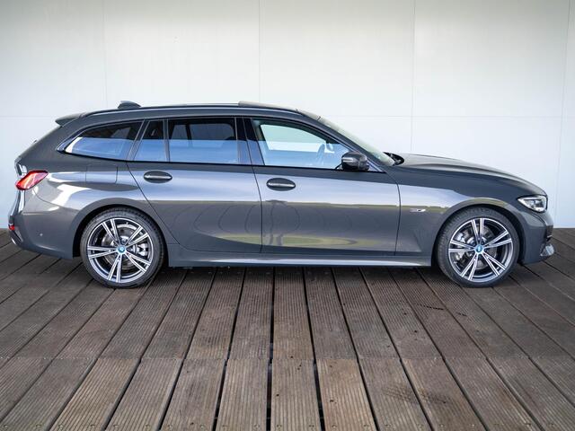 BMW 3-SERIE Touring 330e | Innovationspakket | Comfort Access | Achteruitrijcamera | Panoramadak | Stoelverwarming | Head-Up Display | 19''