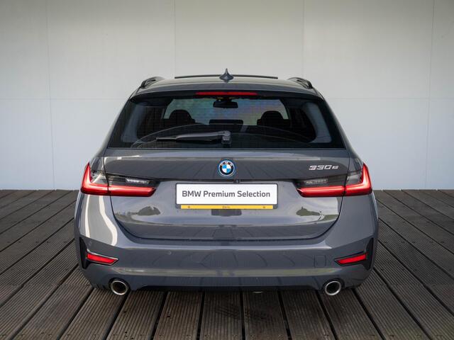 BMW 3-SERIE Touring 330e | Innovationspakket | Comfort Access | Achteruitrijcamera | Panoramadak | Stoelverwarming | Head-Up Display | 19''