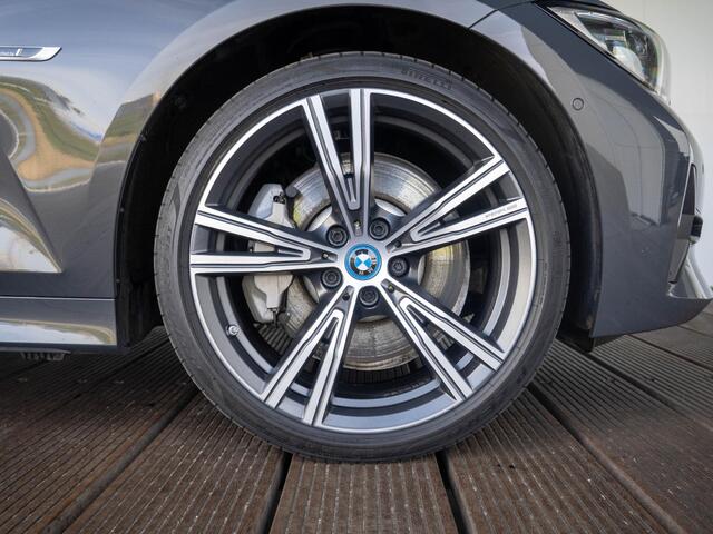 BMW 3-SERIE Touring 330e | Innovationspakket | Comfort Access | Achteruitrijcamera | Panoramadak | Stoelverwarming | Head-Up Display | 19''