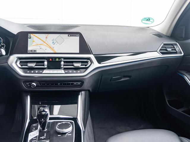BMW 3-SERIE Touring 330e | Innovationspakket | Comfort Access | Achteruitrijcamera | Panoramadak | Stoelverwarming | Head-Up Display | 19''