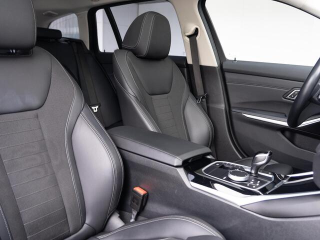 BMW 3-SERIE Touring 330e | Innovationspakket | Comfort Access | Achteruitrijcamera | Panoramadak | Stoelverwarming | Head-Up Display | 19''