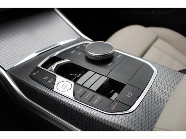 BMW 3-SERIE Touring 330e M-Sport | Leder | Trekhaak | Active Cruise Controle | Camera | HiFi |