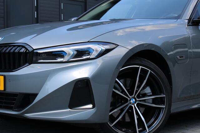 BMW 3-SERIE 320e Sedan Facelift - zwart leder - 19 Inch - Head Up - Nederlandse BMW - Dealer onderhouden - Geblindeerde ramen - Sport Stoelen - Achteruitrijcamera - Hifi speakers
