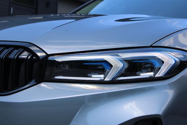 BMW 3-SERIE 320e Sedan Facelift - zwart leder - 19 Inch - Head Up - Nederlandse BMW - Dealer onderhouden - Geblindeerde ramen - Sport Stoelen - Achteruitrijcamera - Hifi speakers