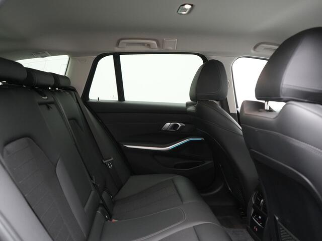BMW 3-SERIE Touring 330e Sport Line PHEV 293pk Dealer O.H. DRAVITGRAU | Trekhaak Af Fabriek | Adaptive Cruise | 360 Camera | Lederen Sportstoelen Memory & Verwarmd | Sfeerverlichting | Stuur Verwarmd | Apple Carplay | Navigatie | DAB | Plug In Hybrid |
