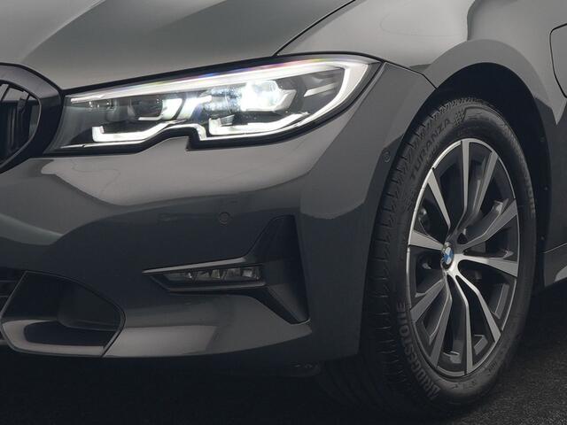 BMW 3-SERIE Touring 330e Sport Line PHEV 293pk Dealer O.H. DRAVITGRAU | Trekhaak Af Fabriek | Adaptive Cruise | 360 Camera | Lederen Sportstoelen Memory & Verwarmd | Sfeerverlichting | Stuur Verwarmd | Apple Carplay | Navigatie | DAB | Plug In Hybrid |